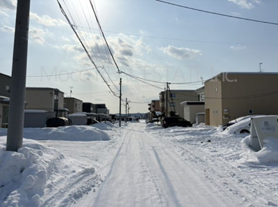 【前面道路含む現地写真】 | 北見市中央三輪中古住宅