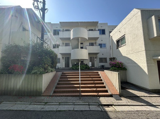【外観】 | 青空によく映える建物です。手入れの行き届いた外壁やマンション正面エントランスなど、綺麗な姿をぜひ一度、現地にてご覧ください。～即日のご見学可能～　お問合せはお気軽にどうぞ。
