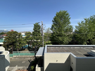 【展望】 | 眼前に広がる空の雄大さと、このお部屋の自慢の一つである「眺望」をご覧ください。毎日、この景色を独り占めできる新生活に夢が広がります。～即日のご見学可能～　お問合せはお気軽にどうぞ。
