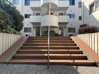 【エントランス】 | お客様を、そして住人を出迎えてくれるマンションのエントランス。ゴミが落ちていないことからも、管理状態の良さや住民の節度の高さが見て取れます。～即日のご見学可能～　お問合せはお気軽にどうぞ。
