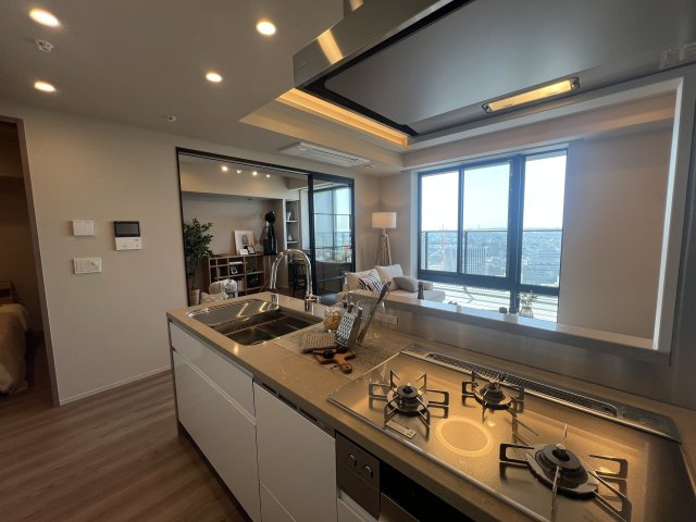 これぞタワマン！32階の富士山拝める眺望は無敵！【THE YOKOHAMA FRONT TOWER】のキッチン|お料理しやすいキッチンです