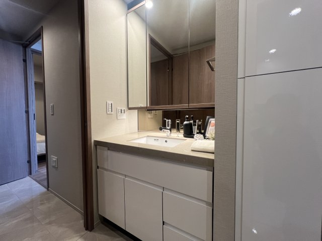 これぞタワマン！32階の富士山拝める眺望は無敵！【THE YOKOHAMA FRONT TOWER】の独立洗面台|独立洗面台です