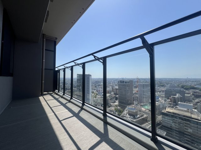 これぞタワマン！32階の富士山拝める眺望は無敵！【THE YOKOHAMA FRONT TOWER】のバルコニー|バルコニーがあります