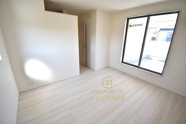 リーブルガーデン  笠間駅前　1期　2の洋室|フローリングなので重い家具も置けます。カーテンと家具を揃えるなどして、お好みのインテリアを楽しむことができます。収納スペースは全室に配備しております。