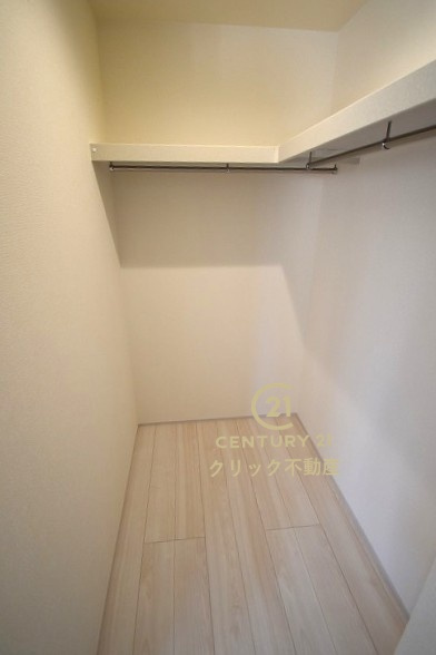 リーブルガーデン  笠間駅前　1期　2の洋室|人気のウォークインクローゼット配備。服だけでなく、帽子やバッグなどもまとめて管理することができます。おしゃれが楽しくなりますね♪