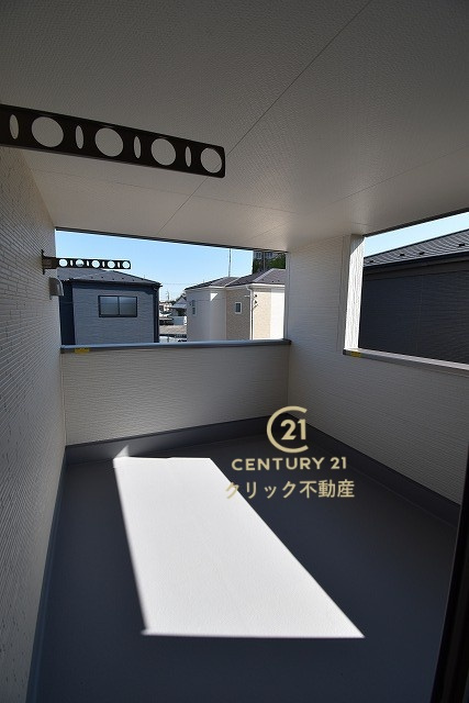 リーブルガーデン  笠間駅前　1期　2のバルコニー|インナーバルコニーは洗濯物外干し派の強い味方！天気が変わりやすい季節の外出も安心です。外出が難しい日に出るだけでも気分転換になる、嬉しいスペースです。