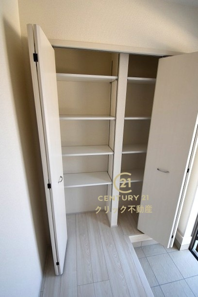 リーブルガーデン  笠間駅前　1期　2の玄関|たっぷり入る玄関収納です！扉の中は可動棚ですので、用途に合わせて高さを自由に変えることができます。