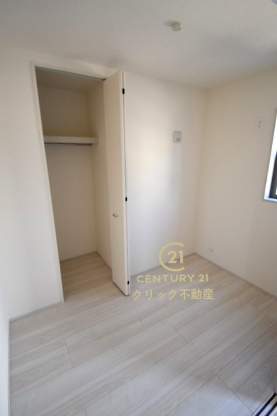 リーブルガーデン  笠間駅前　1期　2の洋室|1階洋室です。リビングとの間の引き戸を閉めて在宅ワークに、開放してキッズスペースに、など自由に空間を分けて使えます。収納も配備されております。