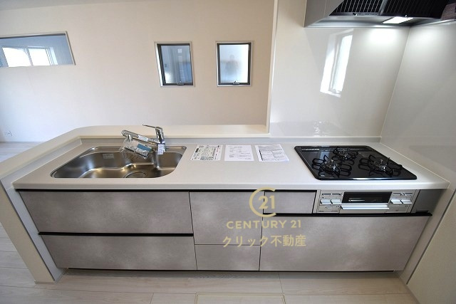 リーブルガーデン  笠間駅前　1期　2のキッチン|美しいシステムキッチンです。ワイドなカウンターと高い収納力で、家族で一緒に料理をするにも十分な広さ。お手入れしやすいので清潔を保つことができます。