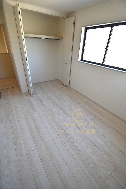 リーブルガーデン  笠間駅前　1期　2の洋室|折戸を開くと壁面クローゼット。衣類が横一列に並ぶためひと目で洋服が選びやすい！衣類をたくさんお持ちの方もスッキリ片付きます♪