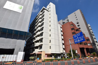 【外観】 | 青空によく映える建物です。手入れの行き届いた外壁やマンション正面エントランスなど、綺麗な姿をぜひ一度、現地にてご覧ください。～即日のご見学可能～　お問合せはお気軽にどうぞ。
