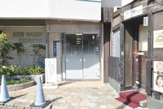 【エントランス】 | マンションの正面エントランス。出入りする人間を癒してくれるマンション入り口であり、その建物の「顔」でもあります。～即日のご見学可能～　お問合せはお気軽にどうぞ。
