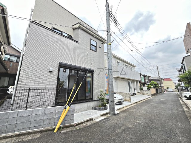 所沢市狭山ヶ丘2丁目・全1棟　新築一戸建　～屋上のある家～の前面道路含む現地写真|南側幅員4m道路につき陽当り良好♪