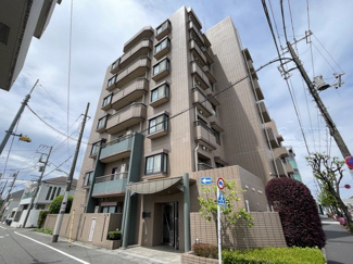 【外観】 | 手入れの行き届いた外壁やエントランスなど、「見ればわかる」レベルで清潔感を保ったマンションです。築年数を感じさせない姿で皆様をお出迎えします。～即日のご見学可能～　お問合せはお気軽にどうぞ。