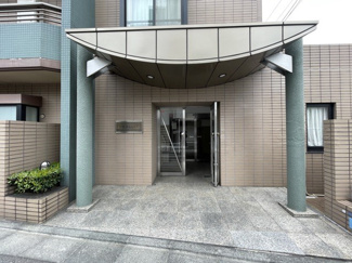 【エントランス】 | お客様を、そして住人を出迎えてくれるマンションのエントランス。ゴミが落ちていないことからも、管理状態の良さや住民の節度の高さが見て取れます。～即日のご見学可能～　お問合せはお気軽にどうぞ。