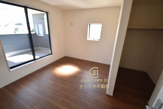 リーブルガーデン  笠間駅前　1期　4の洋室|ウォークインクローゼットを配備した洋室。バルコニーに面しておりますので、洗濯して乾いた衣類をすぐにしまえるのも便利です。