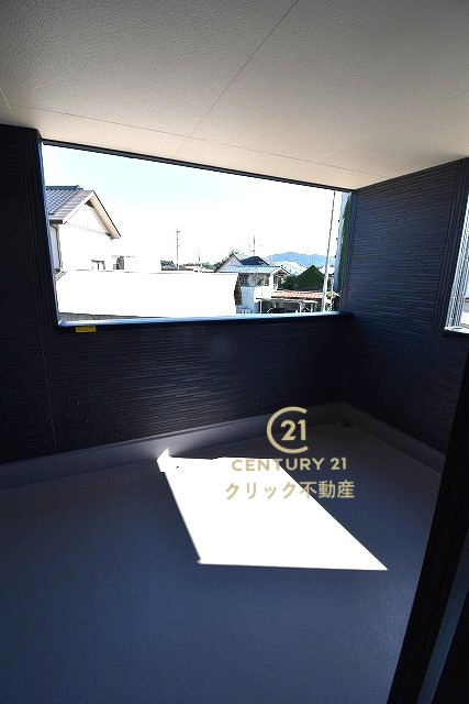 リーブルガーデン  笠間駅前　1期　4のバルコニー|インナーバルコニーは洗濯物外干し派の強い味方！天気が変わりやすい季節の外出も安心です。外出が難しい日に出るだけでも気分転換になる、嬉しいスペースです。