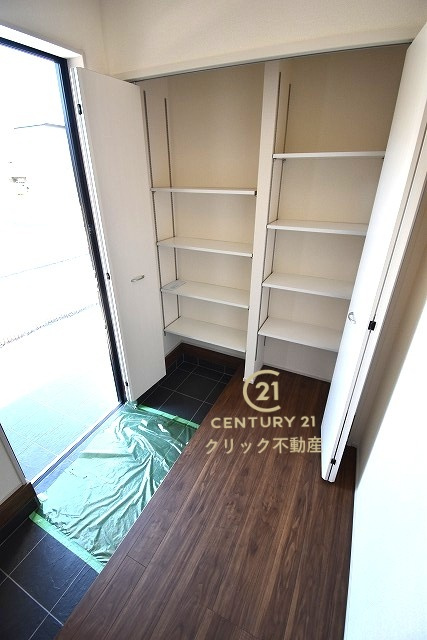 リーブルガーデン  笠間駅前　1期　4の玄関|たっぷり入る玄関収納です！扉の中は可動棚ですので、用途に合わせて高さを自由に変えることができます。