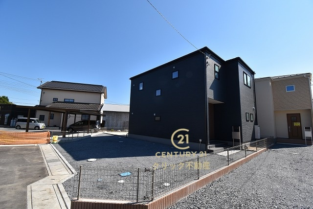 リーブルガーデン  笠間駅前　1期　4の前面道路含む現地写真|並列駐車可能なカースペースを確保。毎日のお車の出し入れがストレスなく行えます！
内覧可能です。ご予約はHPから、またお電話でも、お気軽にどうぞ。