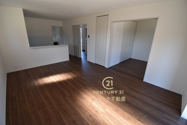 リーブルガーデン  笠間駅前　1期　4の居間・リビング|カーテンやラグの色、質感、選ぶ家具などでお部屋の雰囲気が変わります。お好みのインテリアを楽しみましょう♪白を基調とした内装ですので、あらゆるスタイルが馴染みます。