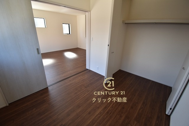 リーブルガーデン  笠間駅前　1期　4の洋室|1階洋室です。リビングとの間の引き戸を閉めて在宅ワークに、開放してキッズスペースに、など自由に空間を分けて使えます。収納も配備されております。