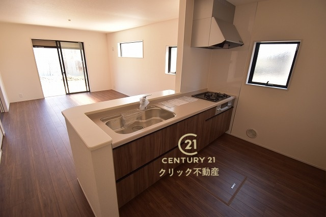 リーブルガーデン  笠間駅前　1期　4のキッチン|キッチンからリビング全体が見渡せます。料理を作ることも、後片付けも、家族皆でまるごと楽しんでしまいましょう！会話がはずむ対面キッチンです。