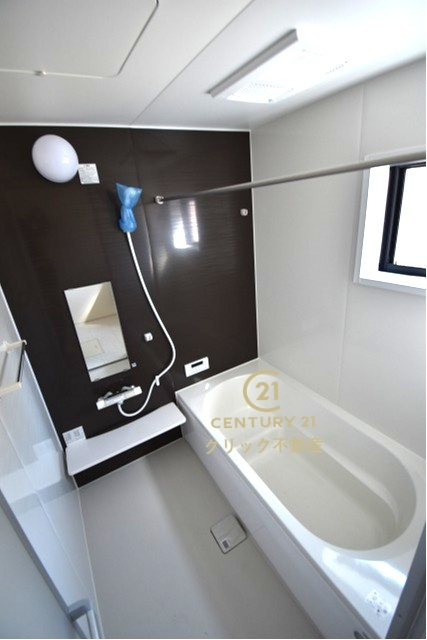 リーブルガーデン  笠間駅前　1期　4の浴室|浴槽への出入りが安全な低床タイプのユニットバスです。洗い場は滑りにくい速乾床ですので、お子様やご高齢の方にも安心です。自動お湯張りに追焚機能付きのオートバスです。