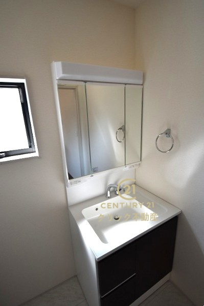 リーブルガーデン  笠間駅前　1期　4の独立洗面台|シャンプードレッサー付き洗面台は、広めで使いやすい、お手入れが楽なデザイン。窓があるので採光、通風良好です！