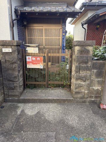 厚木市長谷　中古戸建の玄関