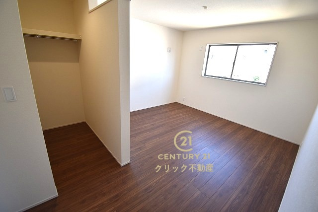 リーブルガーデン  笠間駅前　1期　6の洋室|フローリングなので重い家具も置けます。カーテンと家具を揃えるなどして、お好みのインテリアを楽しむことができます。収納スペースは全室に配備しております。