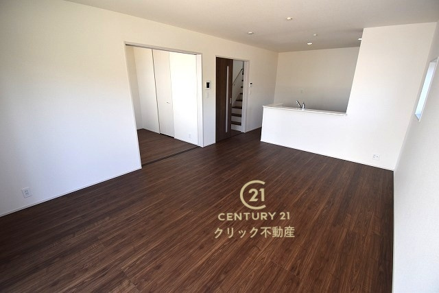 リーブルガーデン  笠間駅前　1期　6の居間・リビング|おしゃれな家具やカーテンもより映える明るいリビングです。ソファーを置いてもまだまだ余裕の広さ♪ お好みのインテリアで至福の時間をお楽しみください！