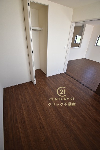 リーブルガーデン  笠間駅前　1期　6の洋室|1階洋室です。リビングとの間の引き戸を閉めて在宅ワークに、開放してキッズスペースに、など自由に空間を分けて使えます。収納も配備されております。