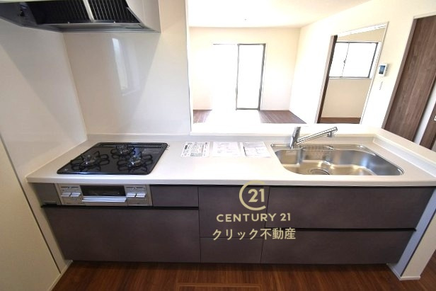 リーブルガーデン  笠間駅前　1期　6のキッチン|キッチンからリビング全体が見渡せます。料理を作ることも、後片付けも、家族皆でまるごと楽しんでしまいましょう！会話がはずむ対面キッチンです。