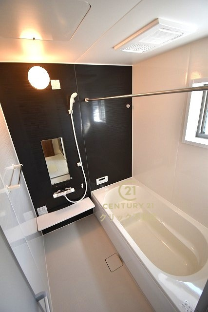 リーブルガーデン  笠間駅前　1期　6の浴室|浴槽への出入りが安全な低床タイプのユニットバスです。洗い場は滑りにくい速乾床ですので、お子様やご高齢の方にも安心です。自動お湯張りに追焚機能付きのオートバスです。