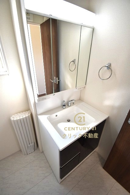 リーブルガーデン  笠間駅前　1期　6の独立洗面台|見た目の美しさだけではなく、機能性も追求した使い勝手の良い独立洗面化粧台。
身だしなみチェックや歯磨きなど、朝の慌ただしい時間でも余裕を感じていただけます。