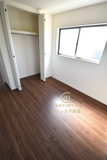 リーブルガーデン  笠間駅前　1期　6の洋室|折戸を開くと壁面クローゼット。衣類が横一列に並ぶためひと目で洋服が選びやすい！衣類をたくさんお持ちの方もスッキリ片付きます♪