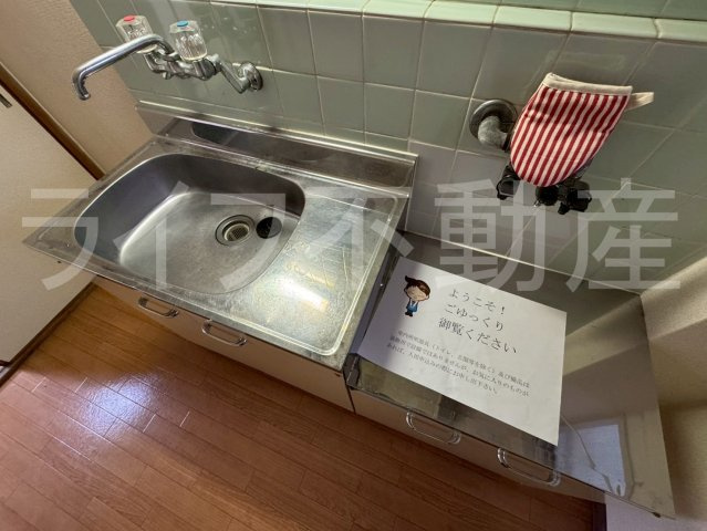 八戸ノ里グリーンハイツのキッチン|コンパクトなキッチンで掃除もラクラク