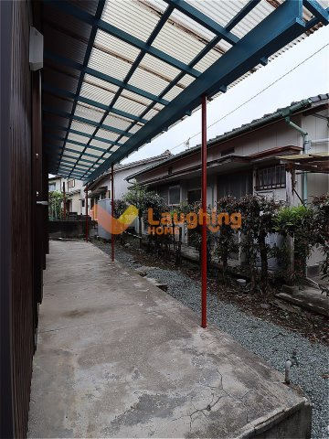 野中町徳瀬貸家のバルコニー|外からの目が気にならないバルコニーで洗濯物が干せます