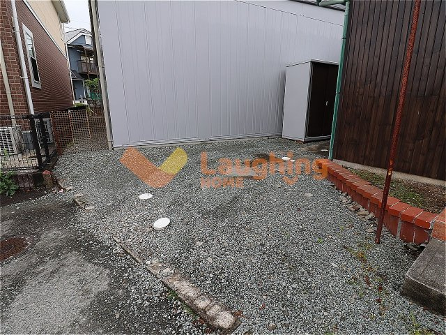 野中町徳瀬貸家の駐車場|駐車場に車を止められます