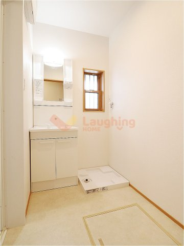 野中町徳瀬貸家の洗面所|明るい洗面所です