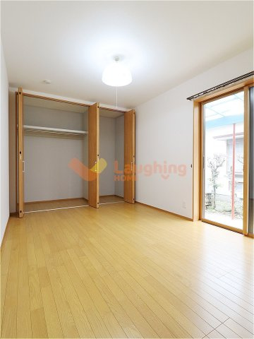 野中町徳瀬貸家の寝室|広くて明るい寝室