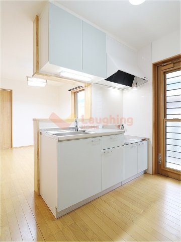 野中町徳瀬貸家のキッチン|コンパクトなキッチンで掃除もラクラク