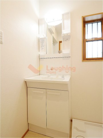 野中町徳瀬貸家の独立洗面台|独立洗面台、小物を置くことができて便利です