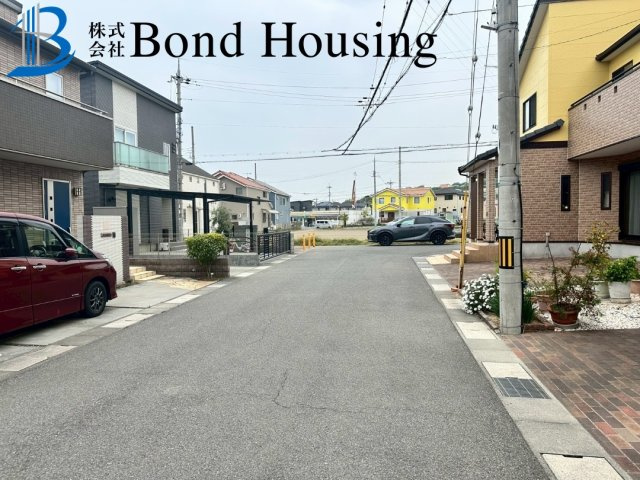 「アイランドキッチン」「太陽光パネルあり」大久保町茜 築10年の前面道路含む現地写真