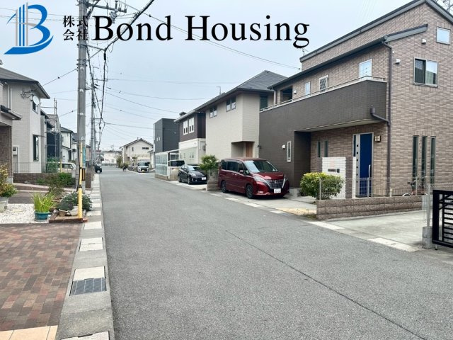 「アイランドキッチン」「太陽光パネルあり」大久保町茜 築10年の前面道路含む現地写真