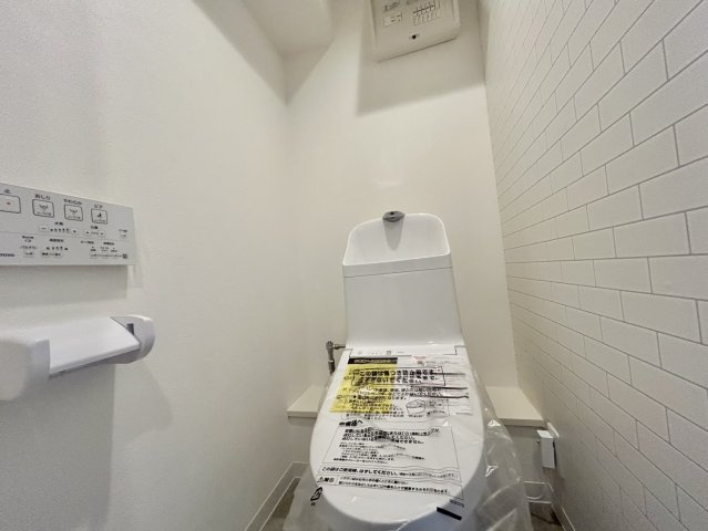 藤和ライブタウン上御影のトイレ|リフォームでトイレ交換しており、温水洗浄便座付きです。