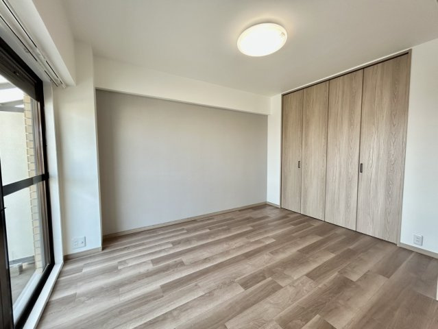 藤和ライブタウン上御影の洋室|日当たりもよく、収納スペースも充実しております。