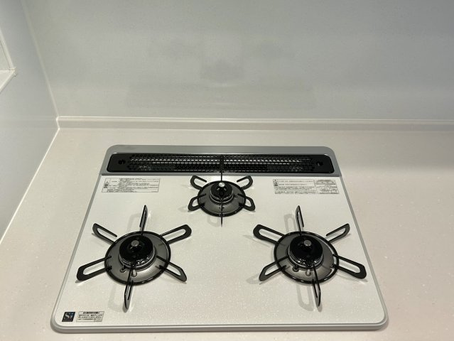 藤和ライブタウン上御影のキッチン|複数の料理を1度に調理できる3口コンロになっております。