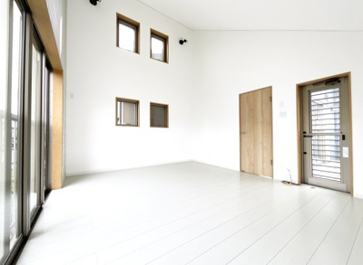 【洋室】 | 伏見区桃山紅雪町　中古戸建 | 《洋室約10帖》こちのお部屋の掃き出し窓も4枚の大きな窓、3面採光で明るく風通しの良い空間です。