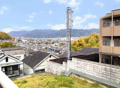 【展望】 | 伏見区桃山紅雪町　中古戸建 | 《2F寝室からの景色》眺望良好な景色に囲まれ、日々をお過ごしいただけます。